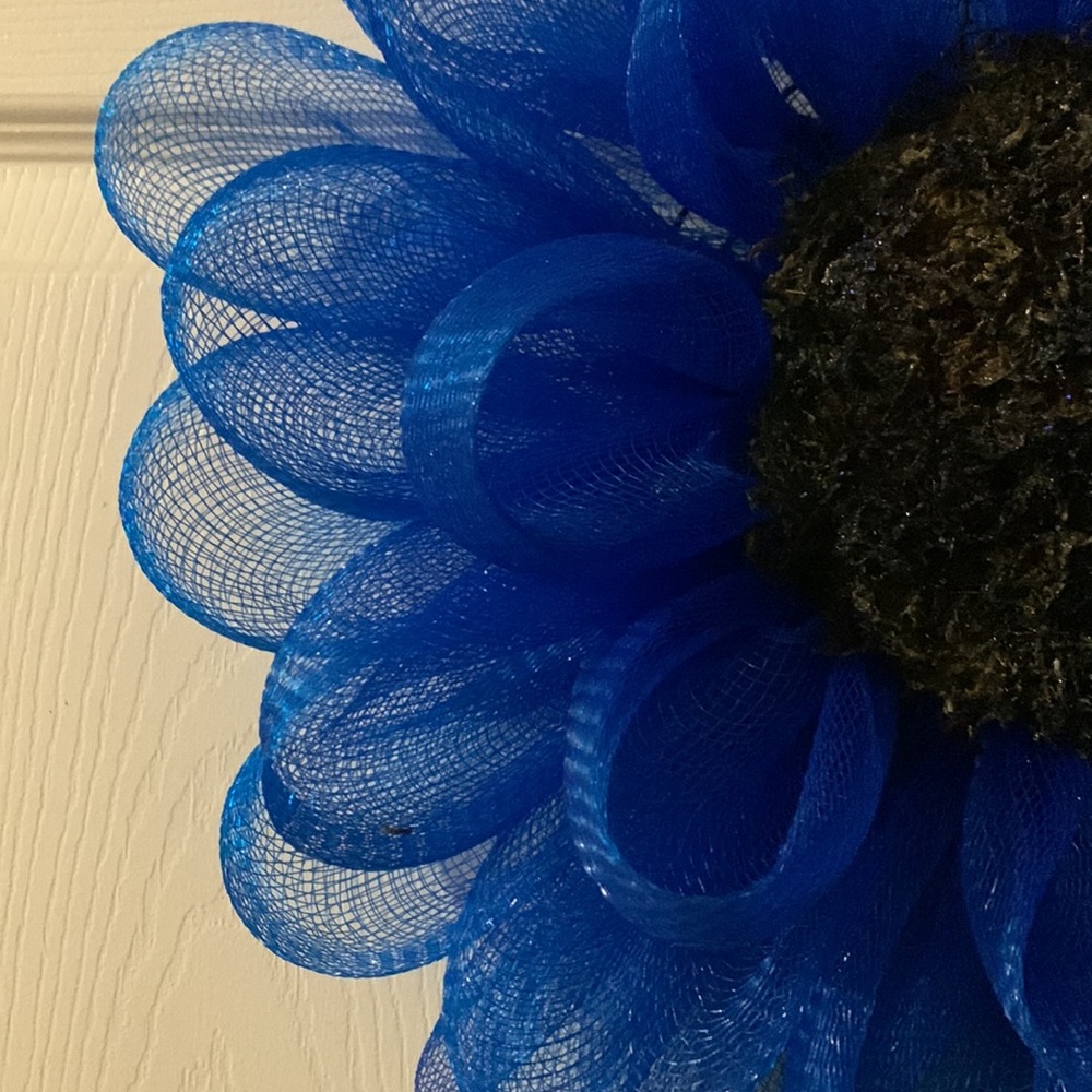 A beautiful blue mesh winter flower wreath. - Picture 4 of 7